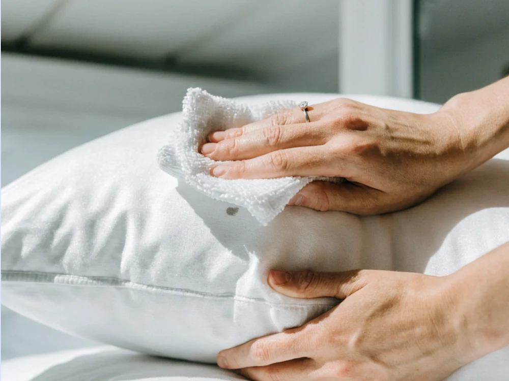 https://media.sienasleep.com/image/upload/t_web43/v1785784319/pillowwashing-inline-2.webp